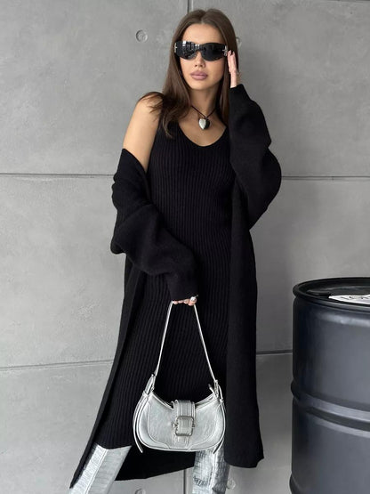 Elegantes Maxikleid mit warmer Strickjacke