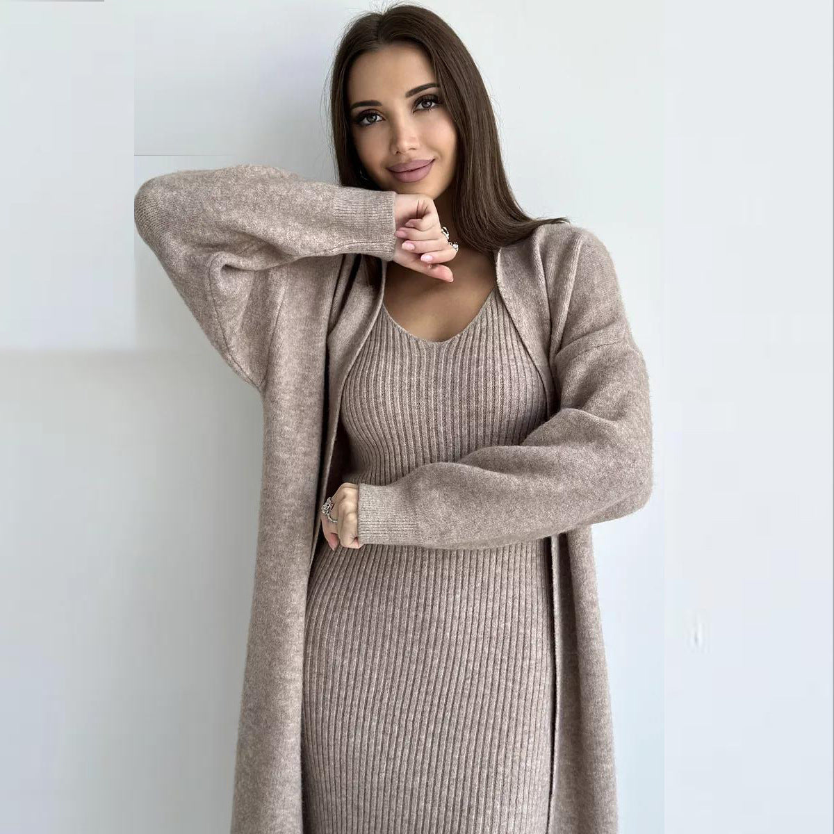 Elegantes Maxikleid mit warmer Strickjacke