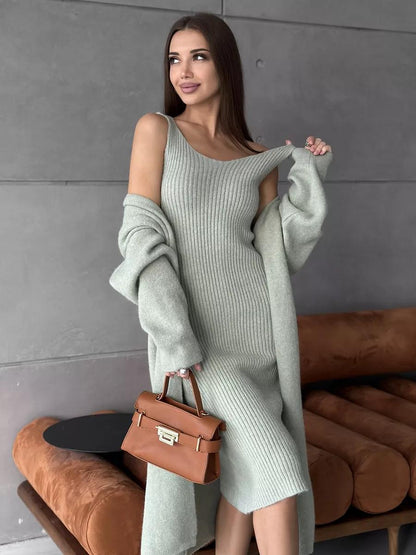 Elegantes Maxikleid mit warmer Strickjacke