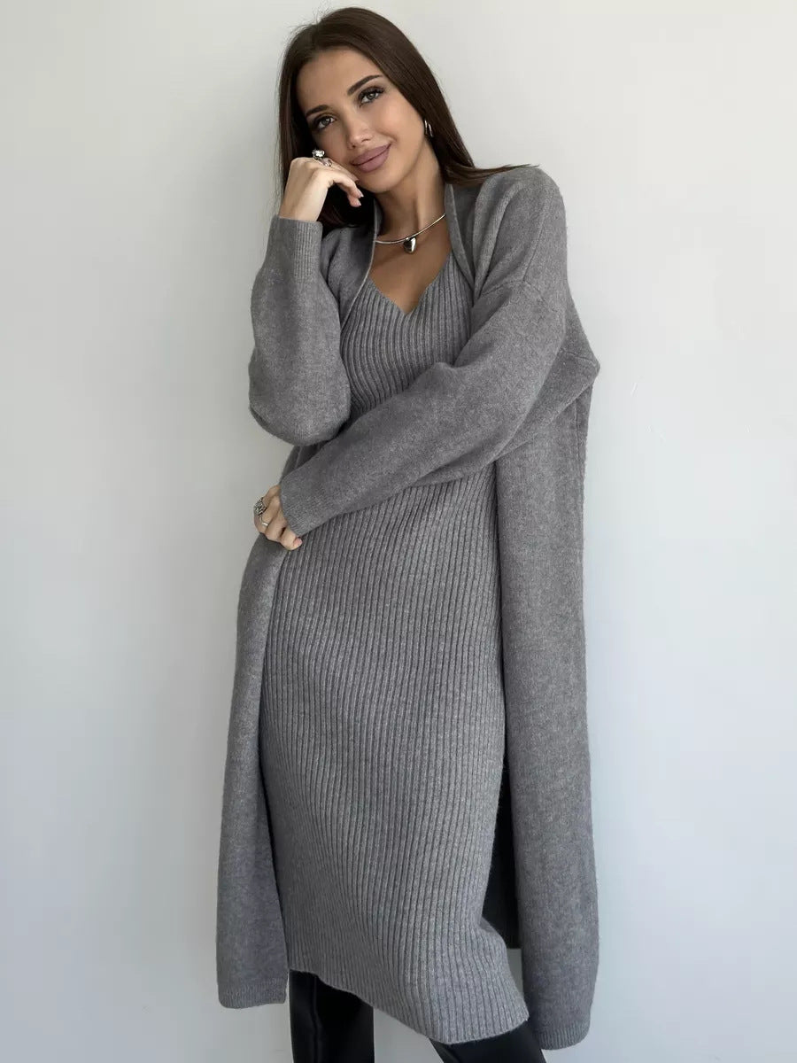 Elegantes Maxikleid mit warmer Strickjacke
