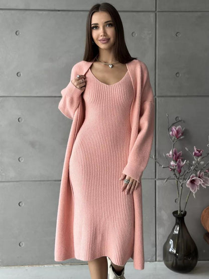 Elegantes Maxikleid mit warmer Strickjacke