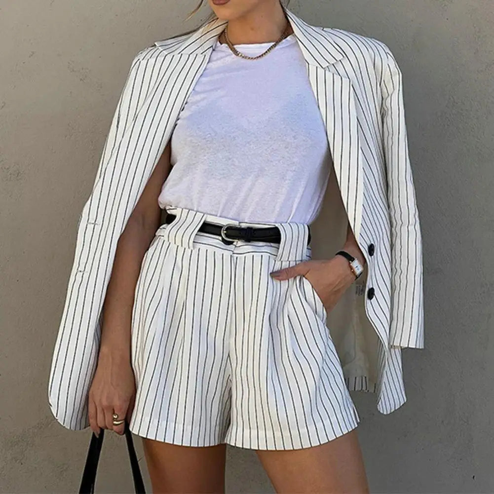 Val - Weiß gestreifter Blazer mit sortierten Shorts für Frauen