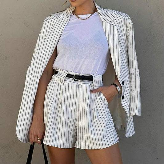 Val - Weiß gestreifter Blazer mit sortierten Shorts für Frauen