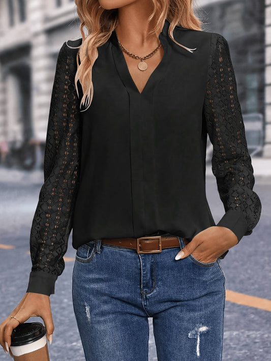 Bluse mit gekerbtem Halsausschnitt - Spitzendetail und lange Ärmel