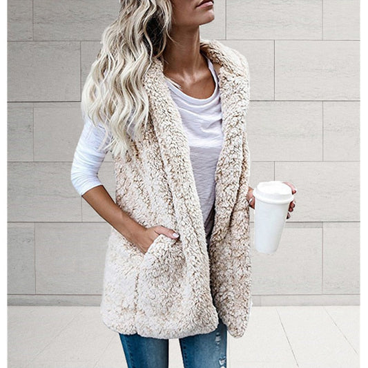 Ärmellose Strickjacke mit Plüschkapuze