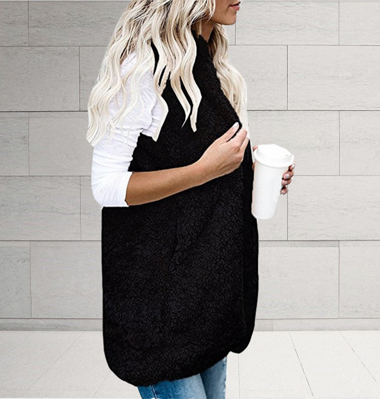 Ärmellose Strickjacke mit Plüschkapuze