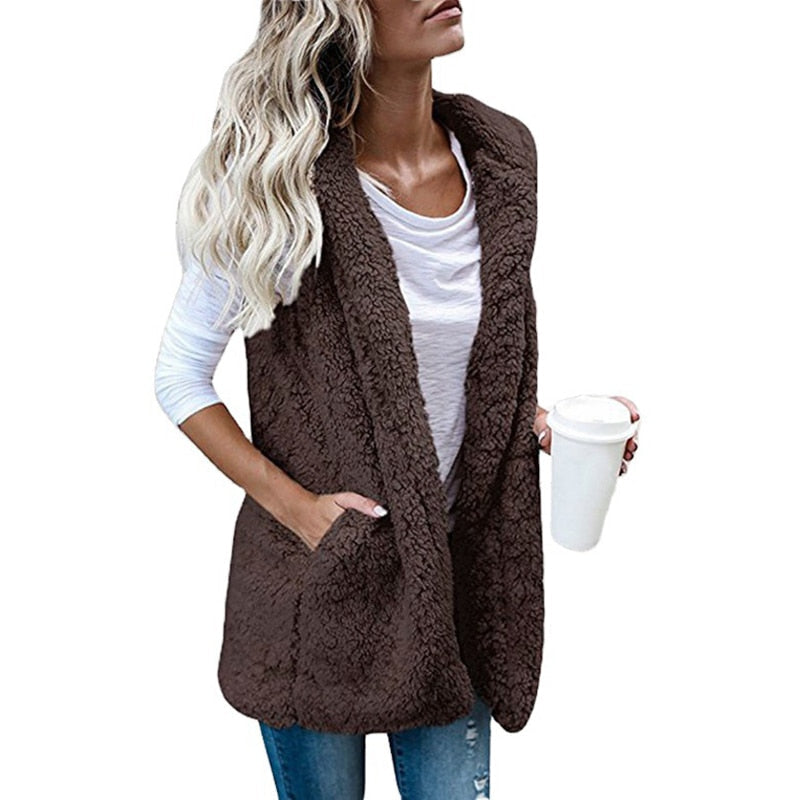 Ärmellose Strickjacke mit Plüschkapuze