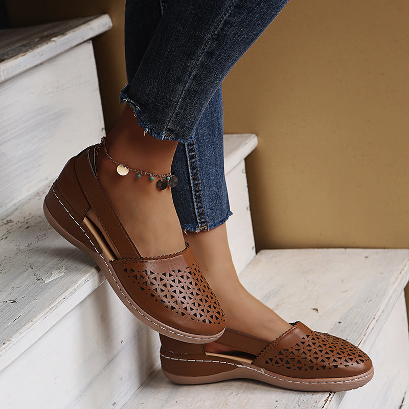 Orthopädische Damen-Keilsandalen mit Aussparungen im Vintage-Stil