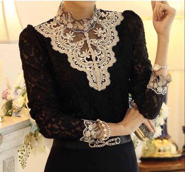JADE - Schwarze Bluse aus Spitze mit Schornsteinkragen und langen Ärmeln