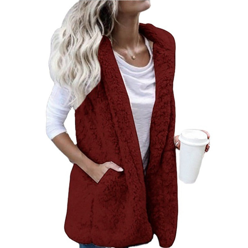 Ärmellose Strickjacke mit Plüschkapuze