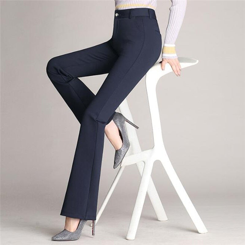 Schmale, ausgestellte Hose mit hoher Taille