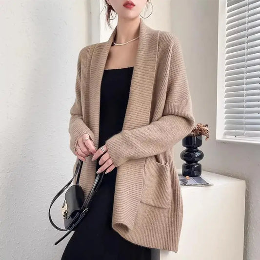 Clara - Klassische lange Strickjacke für Frauen