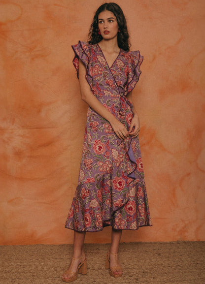 Stilvolles Midikleid mit Retro-Blumenprint und flatternden Flügelärmeln