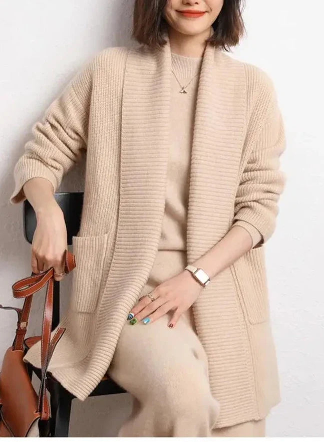 Clara - Klassische lange Strickjacke für Frauen
