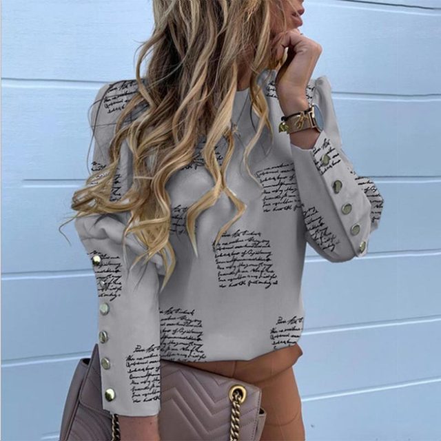 Langärmelige Bluse mit Metallknöpfen