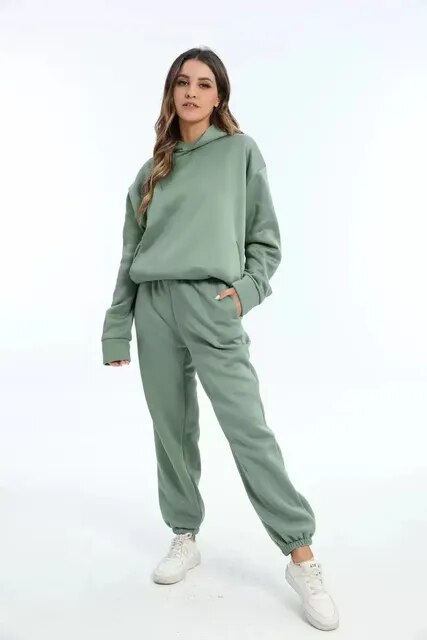Kapuzenpulli und Jogginghose für Frauen