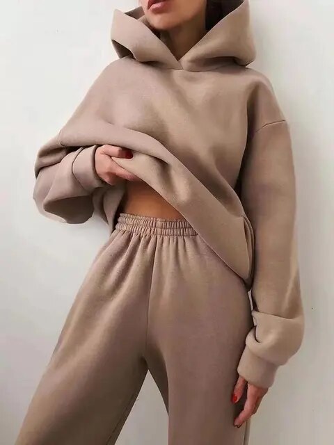 Kapuzenpulli und Jogginghose für Frauen