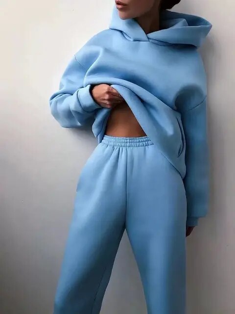 Kapuzenpulli und Jogginghose für Frauen