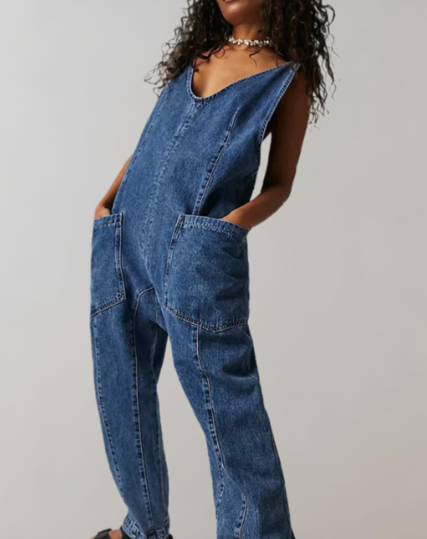 Nadine - Ärmelloser Jumpsuit aus Denim mit tiefem V-Ausschnitt und Hose mit mehreren Taschen