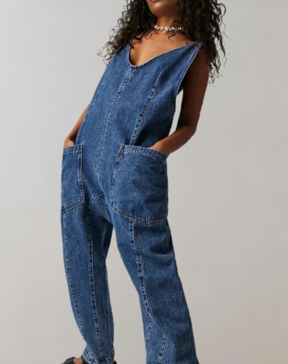 Nadine - Ärmelloser Jumpsuit aus Denim mit tiefem V-Ausschnitt und Hose mit mehreren Taschen