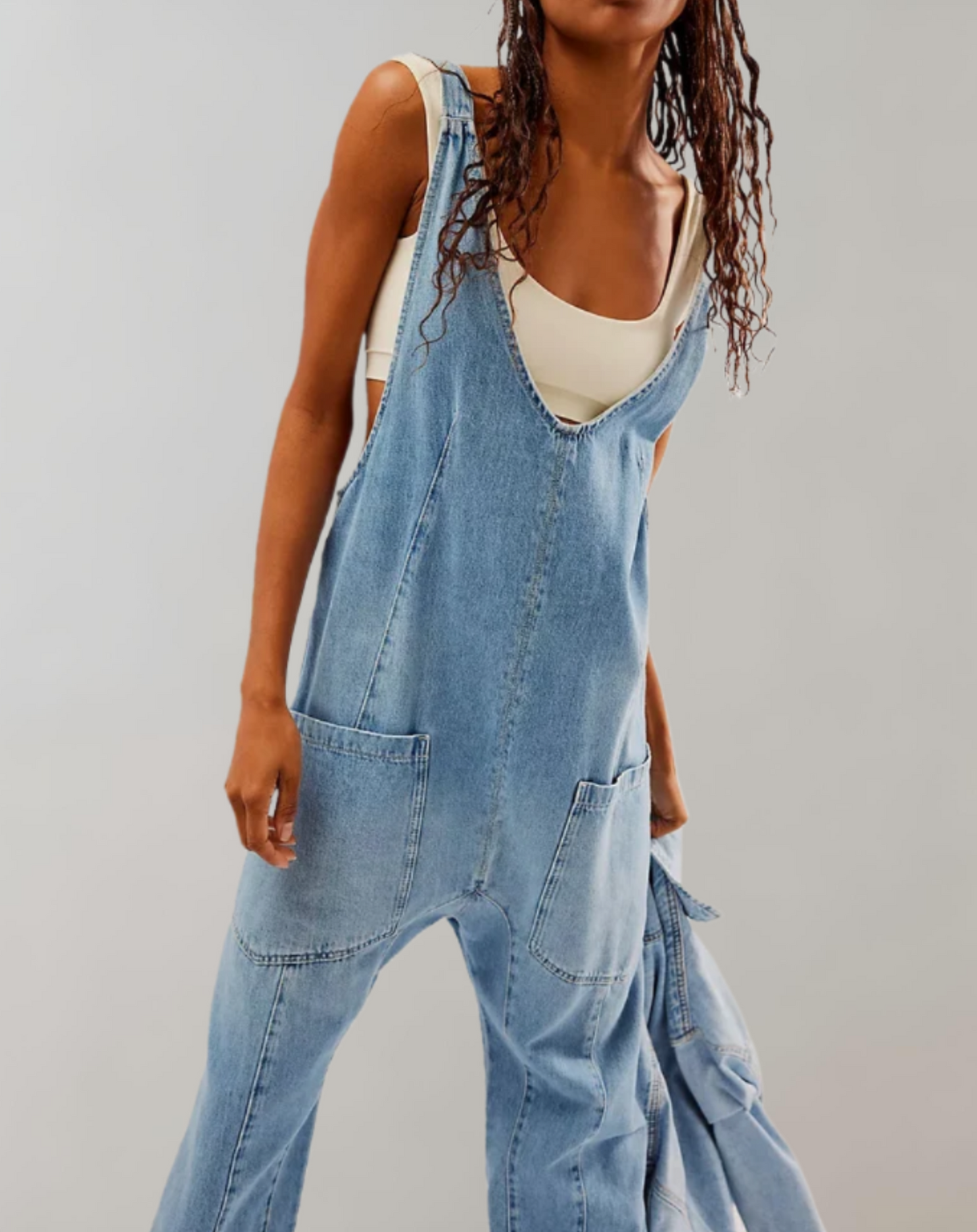 Nadine - Ärmelloser Jumpsuit aus Denim mit tiefem V-Ausschnitt und Hose mit mehreren Taschen