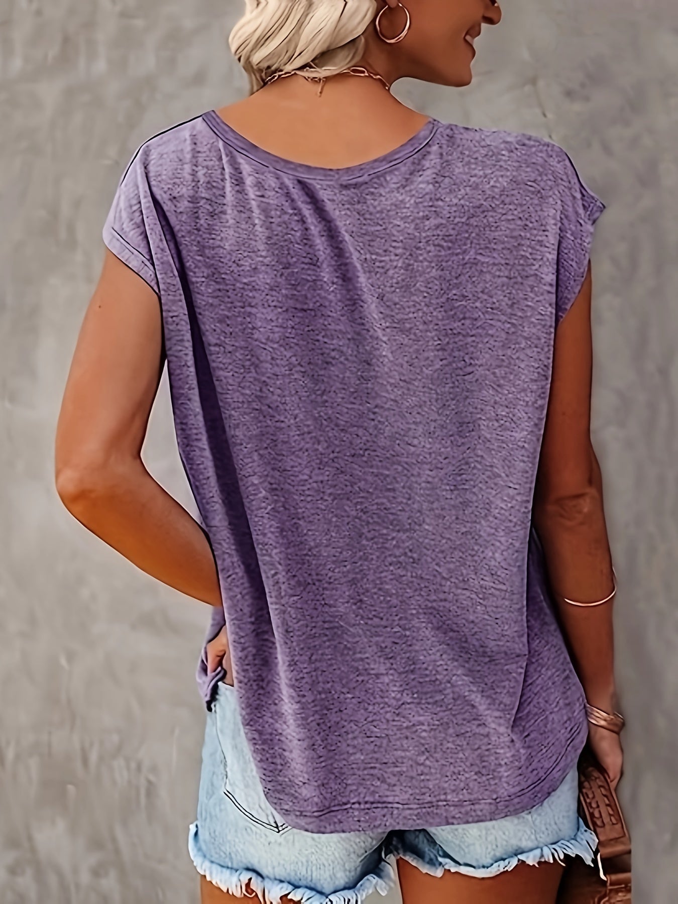 T-Shirt mit Lotusdruck - V-Ausschnitt und lässige Ärmel mit Kappe