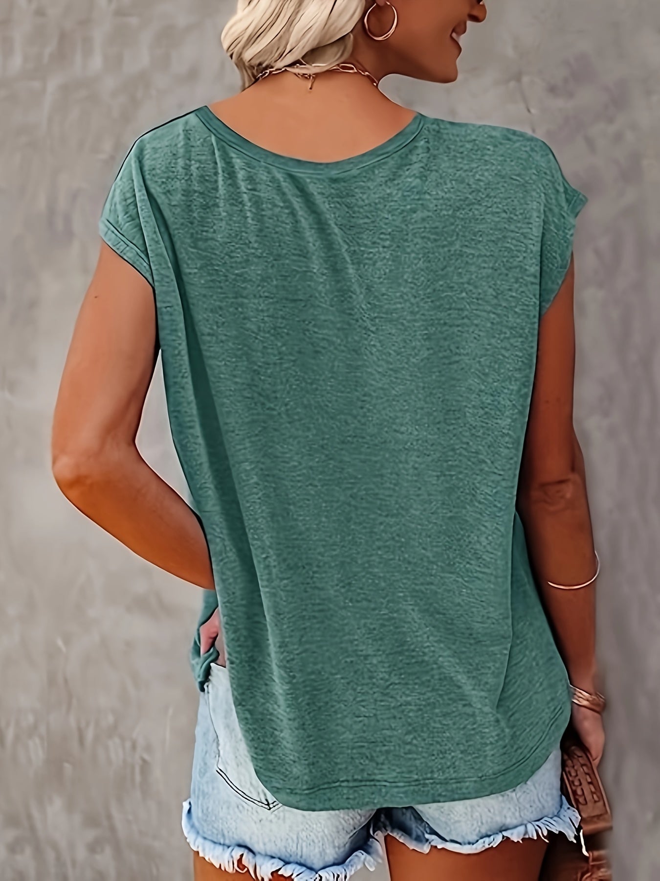 T-Shirt mit Lotusdruck - V-Ausschnitt und lässige Ärmel mit Kappe