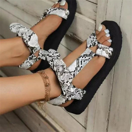 DELIA | Leoprint Flache Sommersandalen