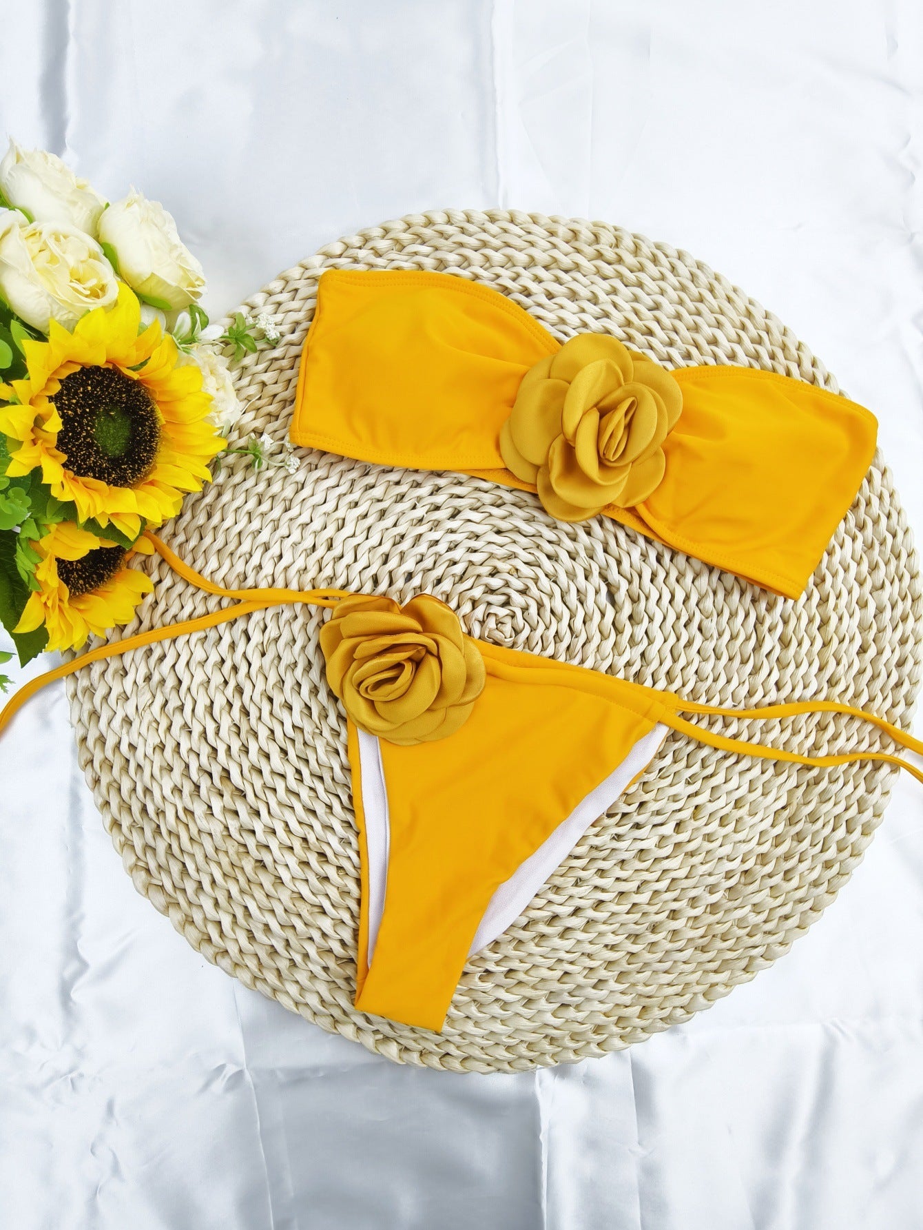 Fließender und fantastischer Bikini