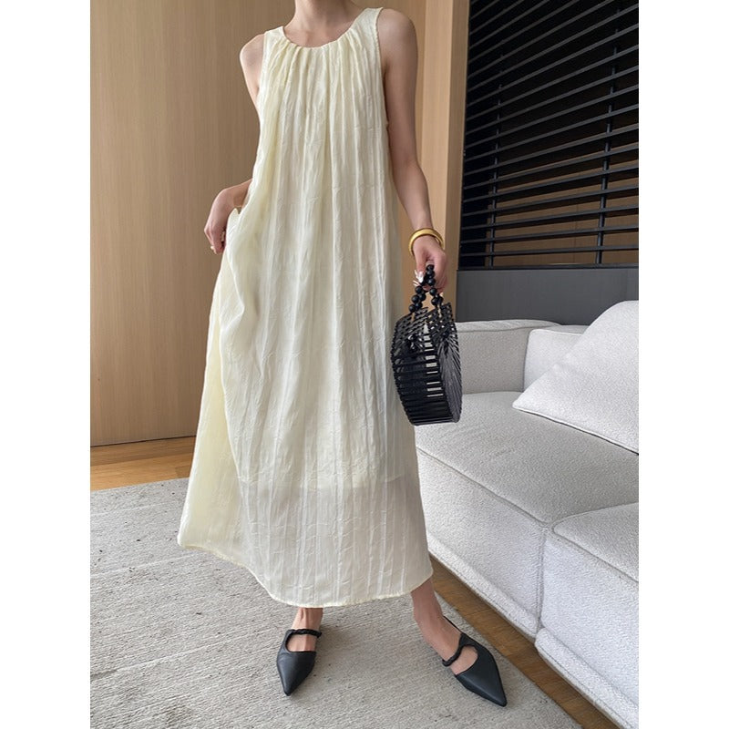 Langes Sommerkleid ohne Ärmel mit gemusterter Struktur und rundem Ausschnitt