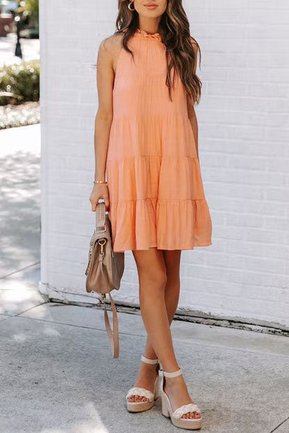Elegantes Kleid mit ausgestelltem Rock und plissiertem Ausschnitt
