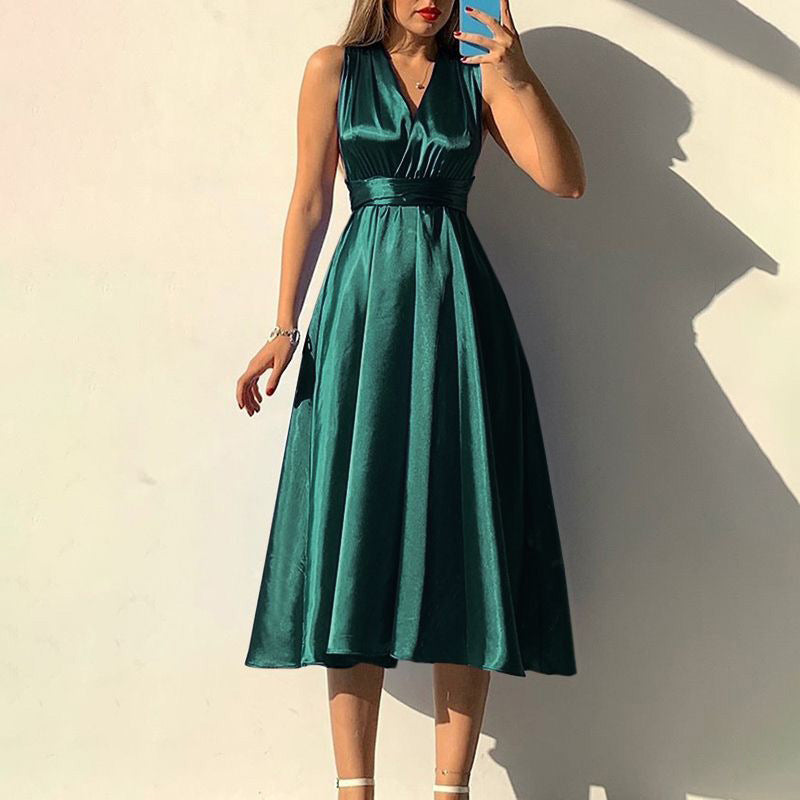 Golda - Schlichtes sexy Abendkleid mit V-Ausschnitt und ohne Rücken