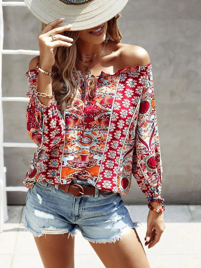 Bohemian-Blumenshirt mit Print auf den Schultern und Rüschen