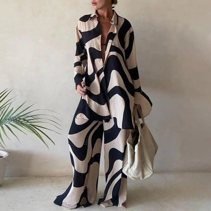 Set aus locker sitzenden Blusen mit langen Ärmeln und passender weit geschnittener Hose