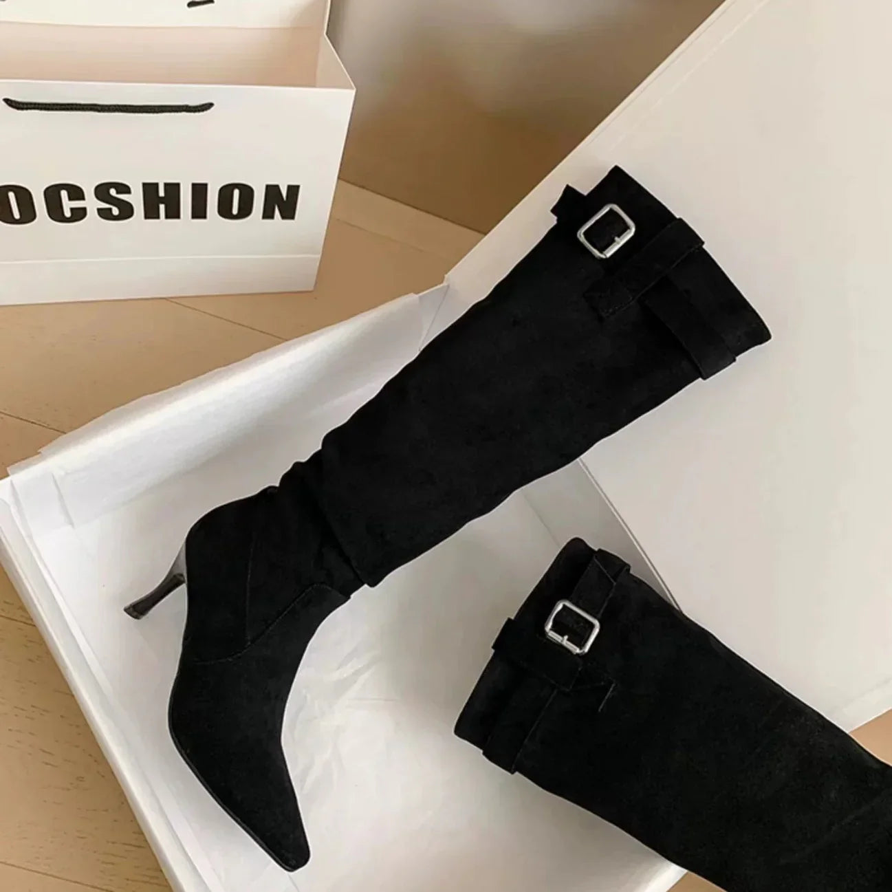 Elegante Stiefel mit spitzer Kappe und schlanker Silhouette
