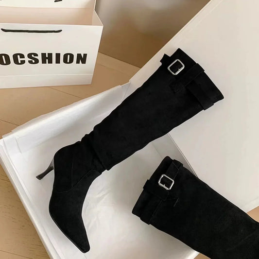 Elegante Stiefel mit spitzer Kappe und schlanker Silhouette
