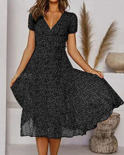 Paloma - Bedrucktes Chiffonkleid mit V-Ausschnitt und kurzen Ärmeln