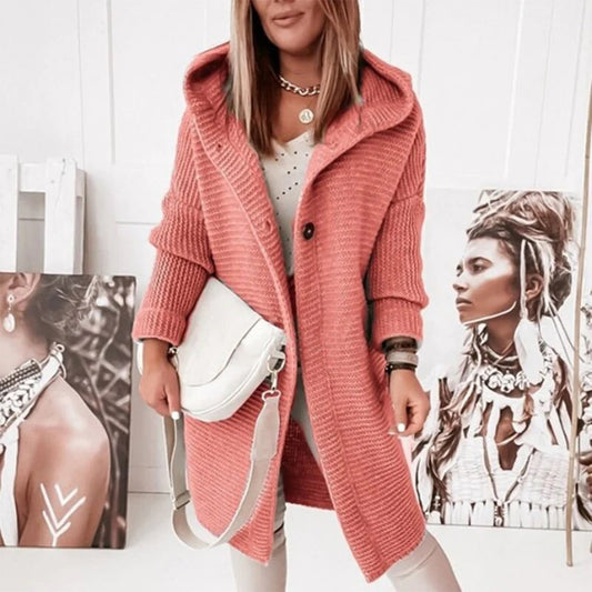 Strickstrickjacke mit Knöpfen und Kapuze