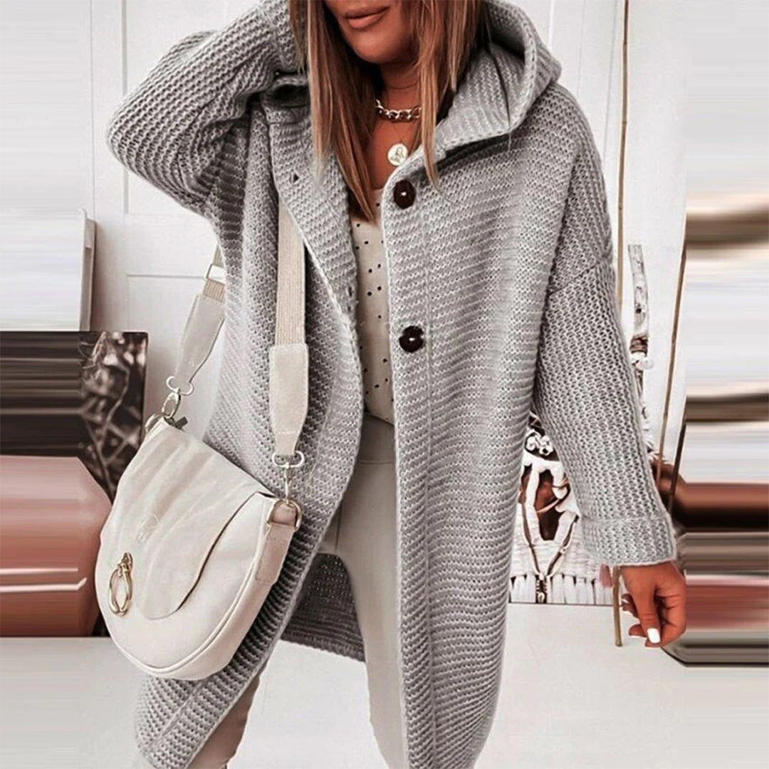 Strickstrickjacke mit Knöpfen und Kapuze