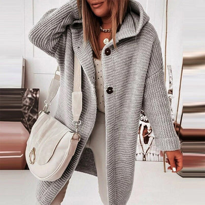 Strickstrickjacke mit Knöpfen und Kapuze