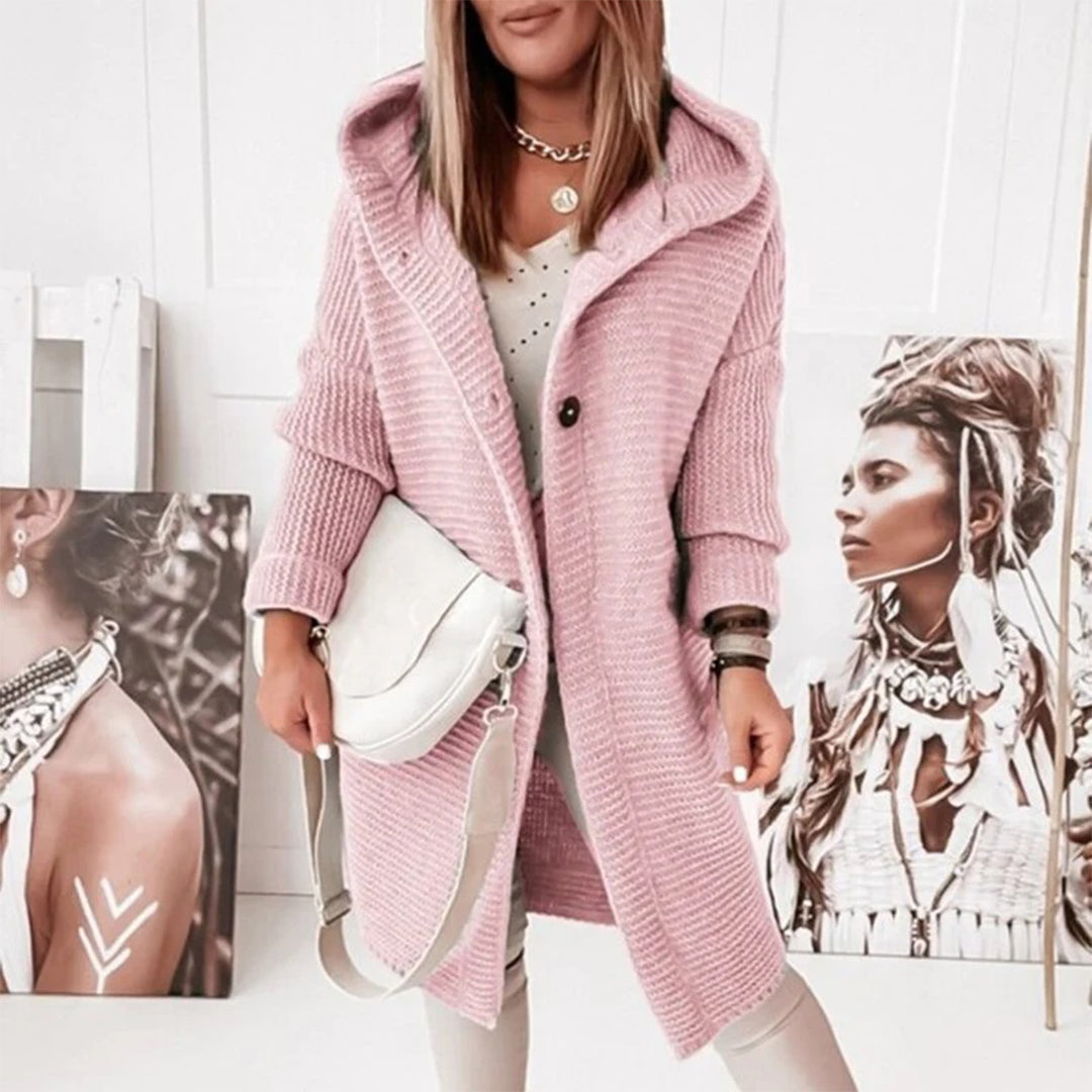 Strickstrickjacke mit Knöpfen und Kapuze