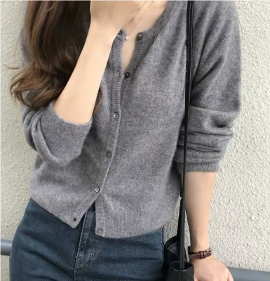 Rebecca - Strickjacke für Frauen aus einfachem Strick