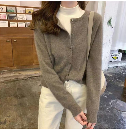 Informelle Damenstrickjacke mit Knopfverschluss