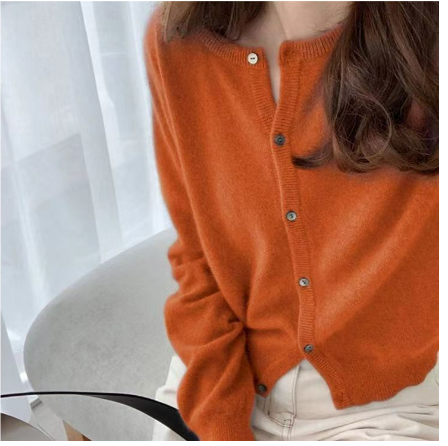 Informelle Damenstrickjacke mit Knopfverschluss