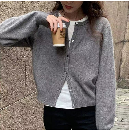 Informelle Damenstrickjacke mit Knopfverschluss