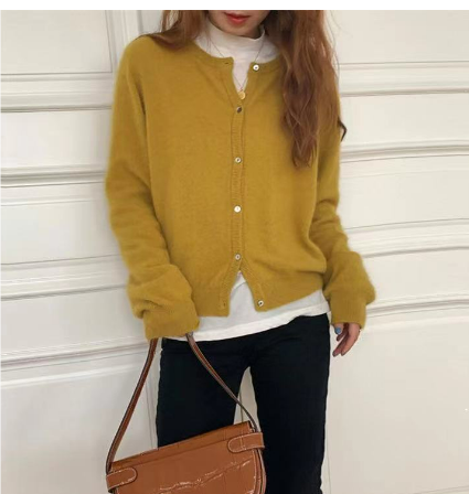 Informelle Damenstrickjacke mit Knopfverschluss