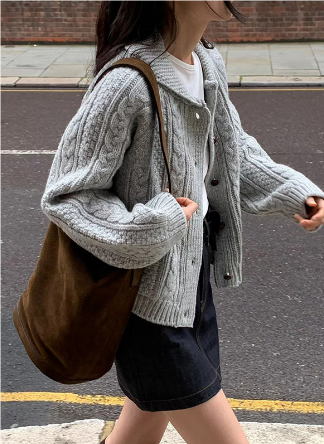 Bequeme Damenstrickjacke mit Knopfverschluss