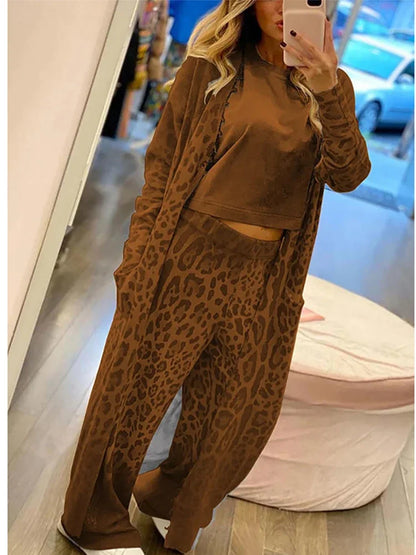 Set bestehend aus einer Weste mit Leopardenprint, einer langärmeligen Tasche und einer Hose mit Gummibund