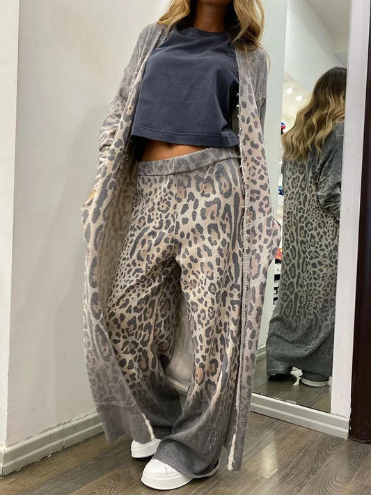 Set bestehend aus einer Weste mit Leopardenprint, einer langärmeligen Tasche und einer Hose mit Gummibund