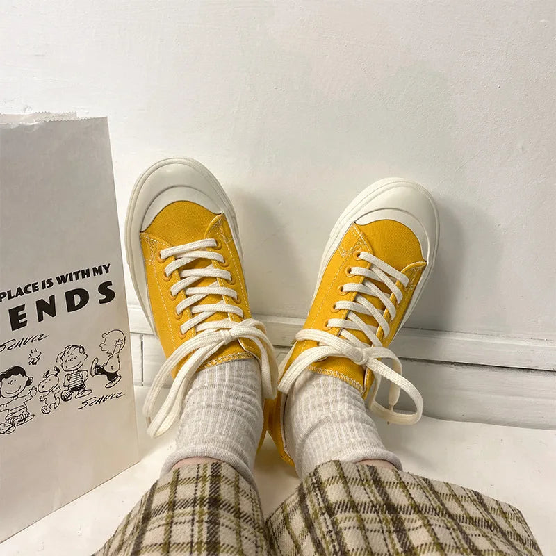 Klassische Turnschuhe aus Canvas